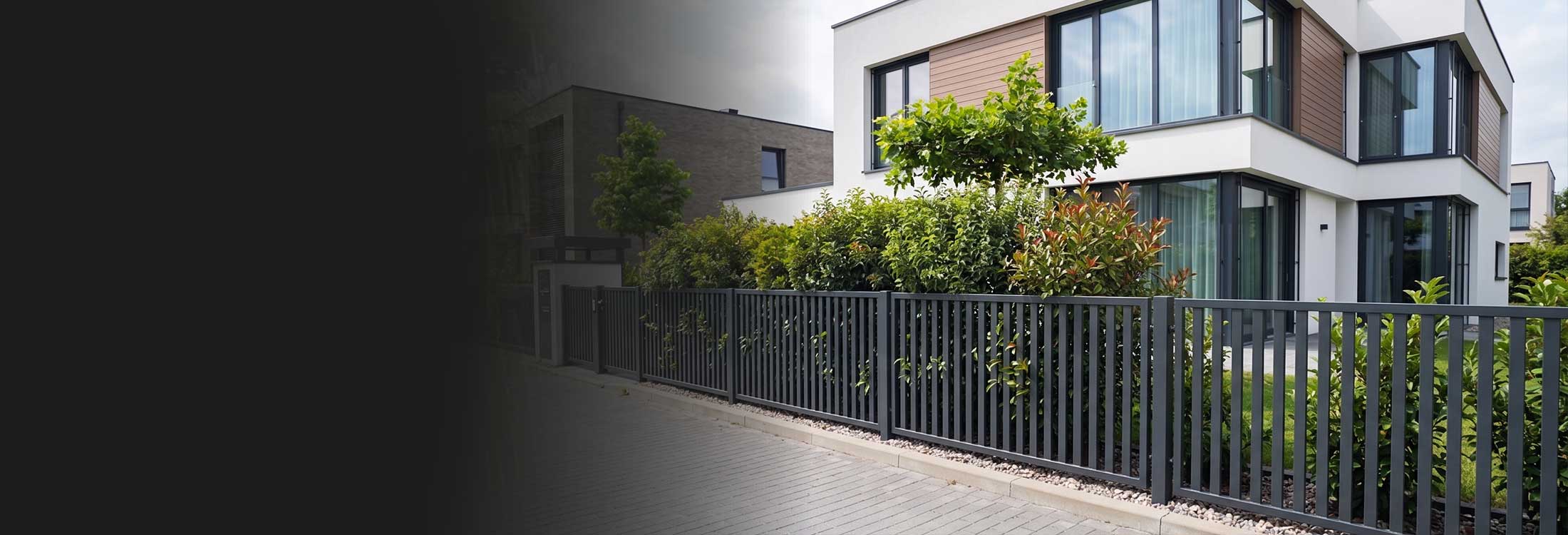 Modernes Haus mit Metallzaun